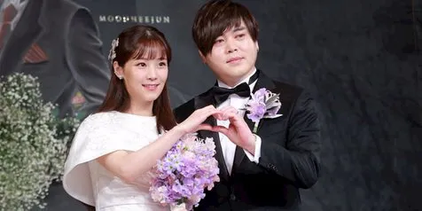 Moon Hee Jun - Soyul Rilis Foto Keluarga Sambil Gendong Anak