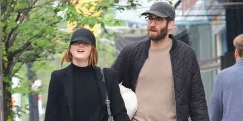 Muncul Perdana Usai Tunangan, Emma Stone & Dave McCary Gandengan Mesra