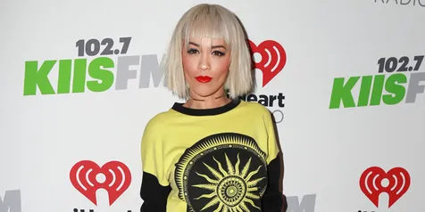 Nekat Muncul Tanpa Bra, Rita Ora Kembali 'Pamer' Area Intim
