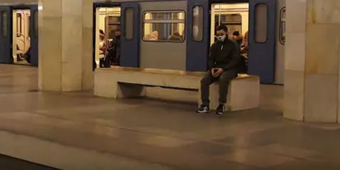 Nekat! Pria Asal Rusia Ini Loncat di Depan Kereta Yang Melintas