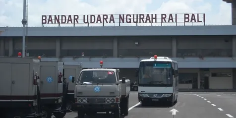 Ngeri, Pesawat Nekat Terbang Meski Ombak Besar di Bandara Bali