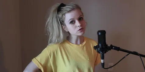 Nggak Cuma Cantik, YouTuber Ini Punya Suara Yang Lucu!