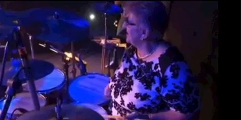 Nggak Nyangka, Aksi Nenek Main Drum Ini Benar-Benar Gokil