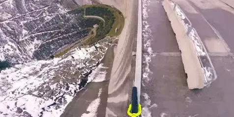 Ngilu! Pria ini Bersepeda di Atas Pagar Pembatas Dam 200 Meter