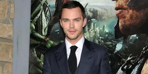 Nicholas Hoult Bakal Berperan Jadi Manajer The Beatles Yang Gay?