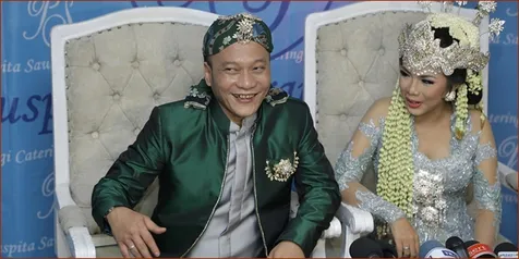 Nikahi Wikan, Iwa K Padukan Baju Adat Dengan Sneakers