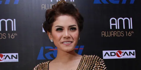Nikita Mirzani Dikeroyok di Kafe Golden Monkey, Dago