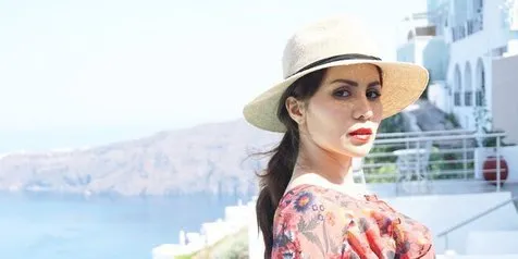 Nikmati Bulan Madu, Momo Geisha dan Suami Terbang ke Santorini