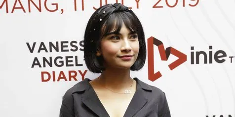 Nikmati Senja Pantai di Bali, Vanessa Angel Tampil Hot Pakai Swimsuit