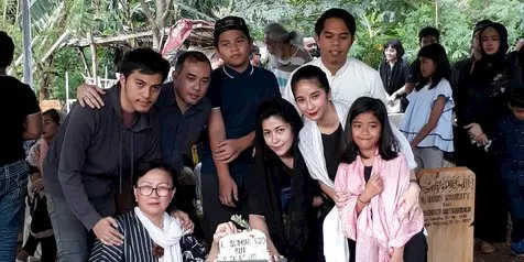 Novita Angie Kenang Sosok Ayah Yang Suka Ngobrol Dengan Banyak Orang