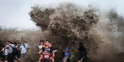 Ombak Besar di Bali, Turis Kolam Renang Ini Sampai Teriak