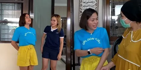 Orang Kaya, Intip 15 Potret Ibu Ayu Ting Ting Pakai Strap Masker dari Emas - Biar Nggak Pada Hitam Kalau Kena Air