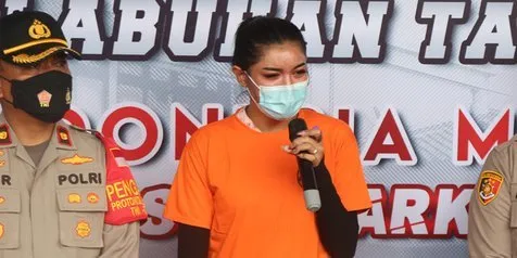 Pakai Baju Tahanan Oranye, Millen Cyrus Bawa Alat untuk Berzikir Sambil Menangis - Kapanlagi.com