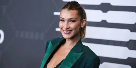 Pakai Bralette, Bella Hadid Pamer Abs Killer di New York Fashion Week 2019