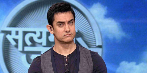 Pamer Dada Dengan  Baju  Biru Menyala Aamir Khan Ganteng 