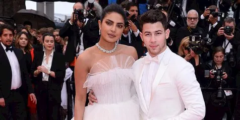 Peluk Priyanka Chopra yang Pakai Gaun Backless, Jempol Nick Jonas Bikin Salfok