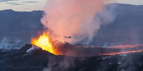 Pemandangan Lava Melompat Ini Bikin Kamu Kehilangan Kata-Kata