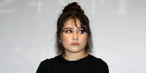 Penampakan Sosok Wanita Tua di Kamar Prilly Latuconsina