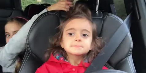 Pengin Belanja Mainan, Dua Gadis Cilik Ini Setir Mobil Sendiri!