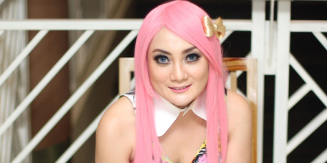 Penyanyi Indonesia Yang Satu Ini Terinspirasi Barbie, Mirip?