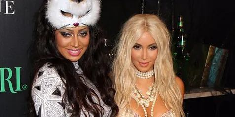 Pesta, Kim Kardashian Pegang Dada Wanita Lain