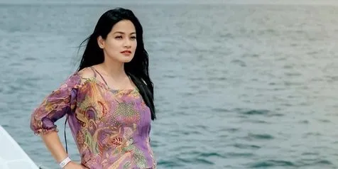 Ponselnya Jatuh Ke Laut Saat Pergi Berlayar Sekeluarga Titi Kamal Kalau Ada Hiu Selfie Berarti Pakai Hp Gue Kapanlagi Com<script async src=