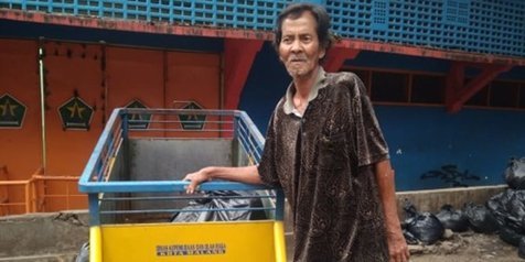 Pria Ini Tinggal di Bawah Tangga Stadion Gajayana Malang Selama 20 Tahun Lebih!