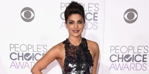 Priyanka Chopra Main 'BAYWATCH' Bareng The Rock & Zack Efron?