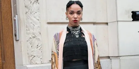 Putus Dari Robert Pattinson, FKA Twigs Jalan Bareng Pria Lain
