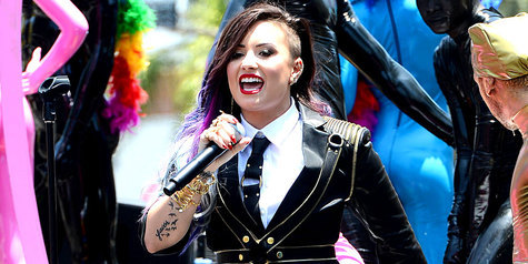 Really Don't Care, Demi Lovato Acungkan Jari Tengah ke Paparazzi