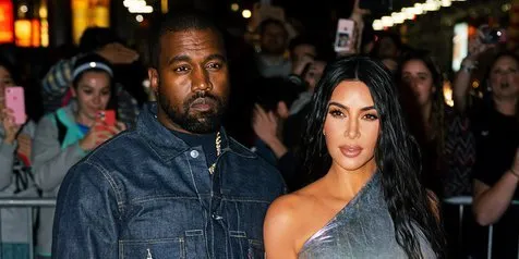 Rilis Kartu Natal, Kim Kardashian & Kanye West Pose Bareng 4 Anaknya
