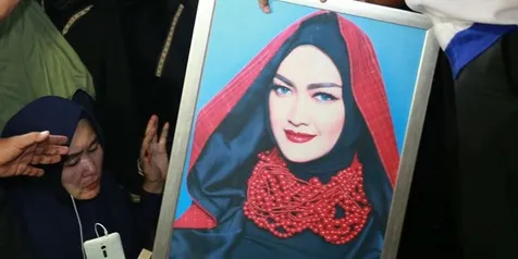 Saat Dijenguk Mpok Atiek, Julia Perez Sempat Minta Dibikin Happy