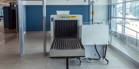 Salah Paham, Pria Ini Malah Masuk ke Mesin X-Ray Barang