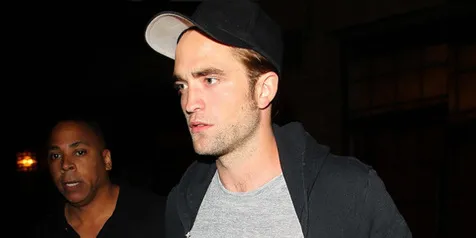 Salah Sasaran, Robert Pattinson Serang Pengawalnya Sendiri