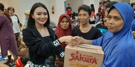 Sambangi Para Korban Banjir Di Pengungsian Wika Salim Beri Hiburan Cendol Dawet Sebagai Penyemangat Kapanlagi Com sambangi para korban banjir di
