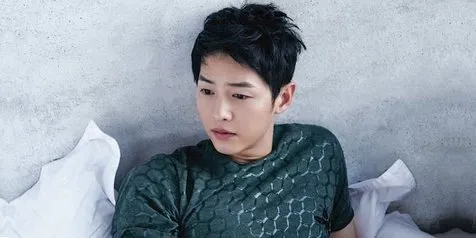 Sampai di Hong Kong Untuk MAMA, Cincin Pernikahan Song Joong Ki Bikin Salah Fokus