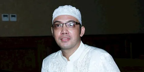 Sandy Tumiwa Doakan Tessa Kaunang Agar Dapat Hidayah