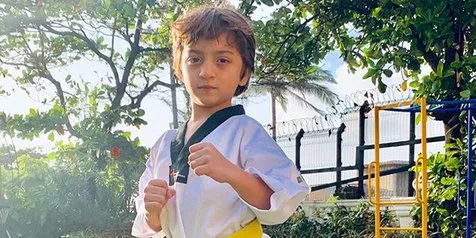 Santai, AbRam Khan Tertangkap Kamera 'Nyeker' di Pinggir Jalan
