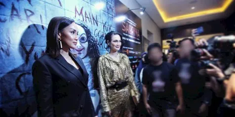 Sara Wijayanto Ajak Suti Si Kuntilanak Hadiri Screening Film 'SABRINA'