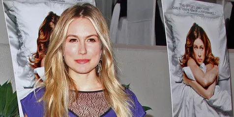 Sarah Carter Serahkan Sumbangan di Bawah Jembatan Layang 