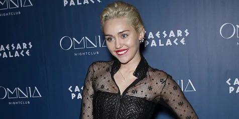 Sebelum Nge-Host di MTV VMAs, Miley Cyrus Pamer Selfie Bugil