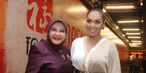 Sejak Putuskan Bercerai, Denada Selalu Ditemani Ibu di Rumah