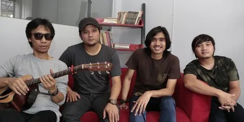 Sempat Disebut Horor Brian Drummer So7 Tunjukkan Sosok Sephia Di Dunia Nyata Kapanlagi Com C#m hey sephia g#m malam ini ku takkan pulang f#m tak usah kau mencari aku c#m demi cintamu. sempat disebut horor brian drummer so7