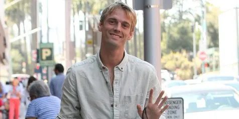 Sempat Mengaku Biseksual, Aaron Carter Cium Mesra Pacar Baru