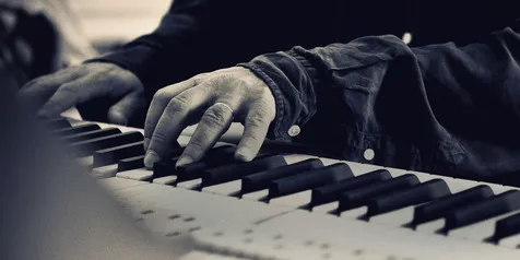 Simpati Buat Korban Paris, Pianis Ini Mainkan Lagu John Lennon