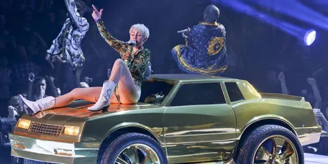 Sisipkan Twerk, Miley Cyrus Cover 'Hey Ya' di Bangerz Tour!