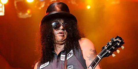 Slash Manggung Pakai Baju Buatan Desainer Indonesia 