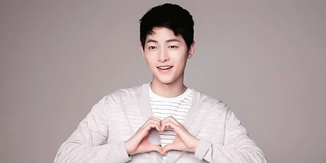 Song Joong Ki Gendong 'Istrinya' Yang Chubby dan Cute 