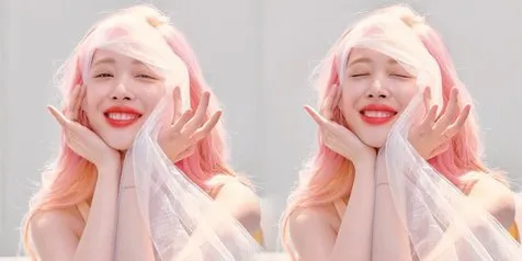 Sulli Tampil Serba di Pink di Cover Marie Claire, Cantik Banget!
