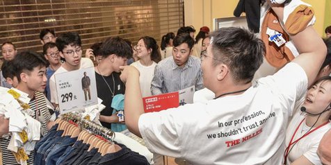 T-Shirt Kolaborasi KAWS - Uniqlo Laris Manis Diserbu Pembeli, 30 Menit Ludes
